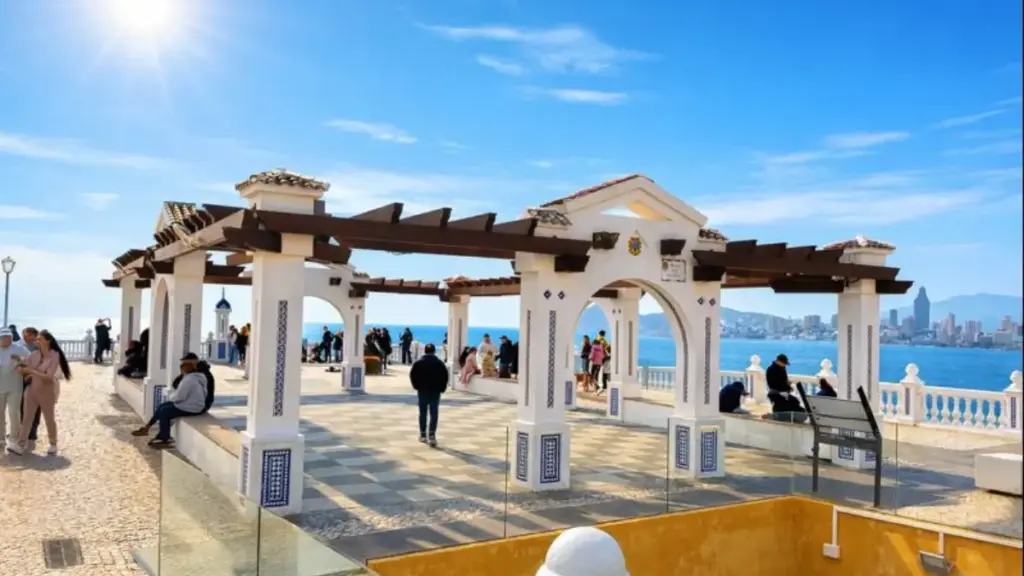 Mirador del Castillo kilátópont Benidorm Óvárosa felett, a Levante és a Poniente strandok között