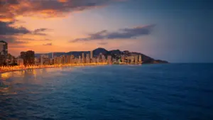 Sonnenuntergangsblick auf die Altstadt von Benidorm und die Skyline vom Balcón del Mediterráneo mit Blick auf das Mittelmeer